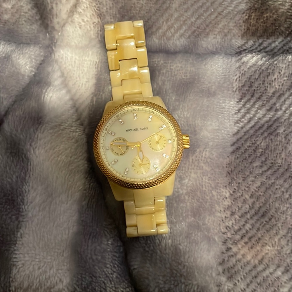 Looking for a good watch?? I got a michael Kors watch for sell barely used.